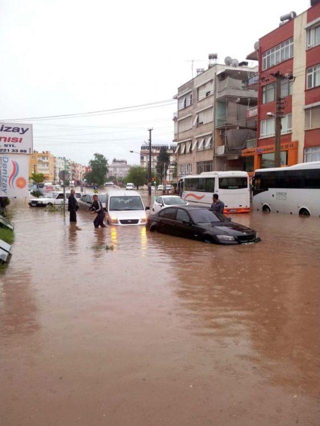 Antalya'da Yağış Hayatı Olumsuz Etkiledi