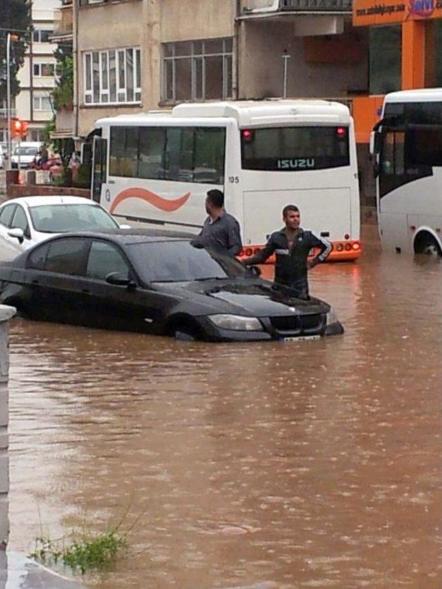 Antalya'da Yağış Hayatı Olumsuz Etkiledi