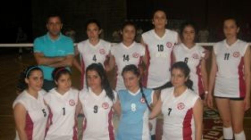 F.&uuml;. Bayan voleybol takımı, yarı finale y&uuml;kseldi