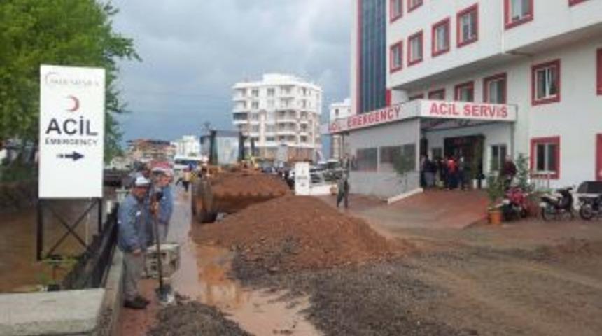 Yağmurda Kanal Patladı, Hastaneyi Su Bastı