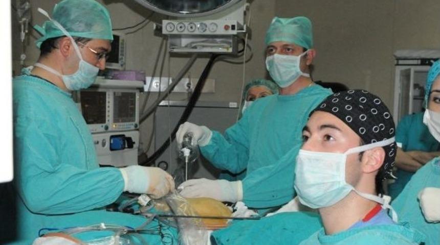 Om&uuml; Tıp Fak&uuml;ltesi&rsquo;nde Kapalı Endoskopi Histerektomi Ameliyatı