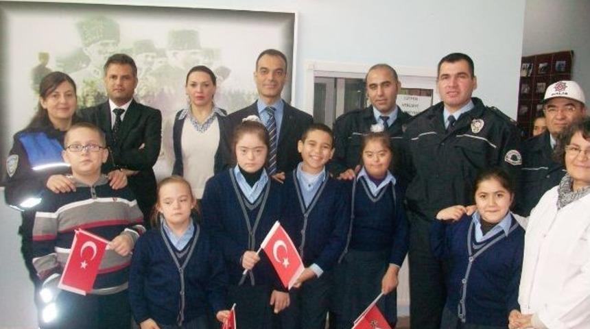 Toplum Destekli Polisler &Ouml;ğrencileri Yalnız Bırakmıyor