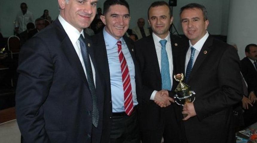 Yılın En İyi Belediye Başkanı Kemal Kazan &Ouml;d&uuml;l&uuml;n&uuml; Aldı