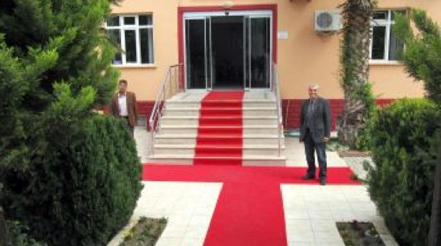 Vatandaşların Ayağının Altına Kırmızı Halı Serildi