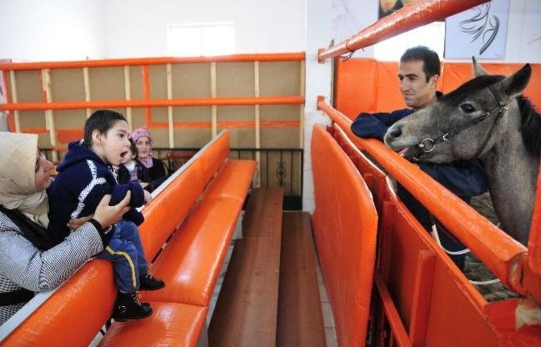 Engelli &Ccedil;ocuklara Atlı Terapi