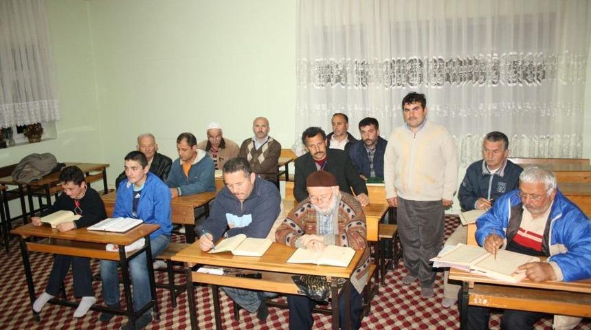 K&ouml;y&uuml;n Gen&ccedil;leri Ile Yaşlıları Birlikte Kuran &Ouml;ğreniyor