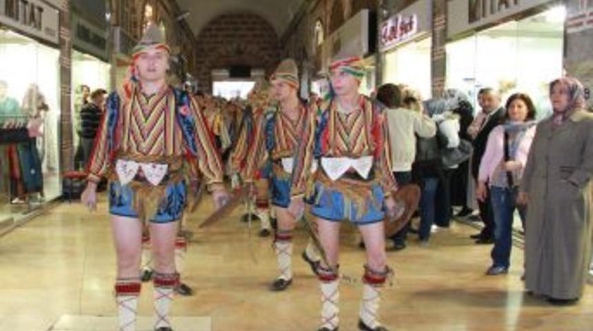 Turizm Haftası, Arap Turizminin Merkezi Bursa&rsquo;daki Y&uuml;r&uuml;y&uuml;şle Başladı