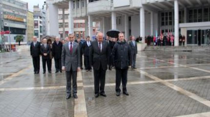 Bu Defa Protokol Islandı, &Ouml;ğrenciler Yağmurdan Korundu