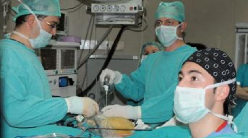 Kapalı Yöntemle Rahim Ameliyatını 50 Uzman Canlı Yayında Izledi
