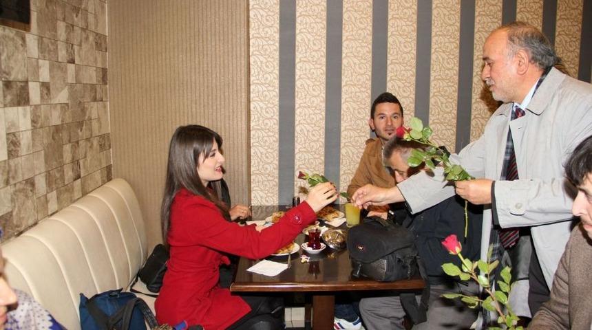 Zonguldak M&uuml;ft&uuml;s&uuml; Korkmaz, Vatandaşlara G&uuml;l Dağıttı