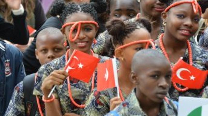 İzmir'de 45 &Uuml;lkenin &Ccedil;ocuklarından Şenlik Y&uuml;r&uuml;y&uuml;ş&uuml;