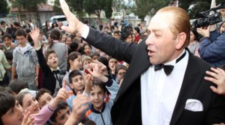 &Ouml;ğrencilerden Atat&uuml;rk'e Benzeyen Tiyatro Sanat&ccedil;ısına Yoğun Ilgi