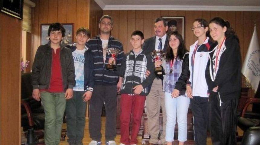 Eskrimde Bayanlar Birinci, Erkekler İkinci Oldu