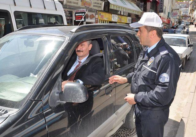 Polisin 'kemer' Uygulamasına Takılan Milletvekili Ve Danışmanına Ceza Kesildi