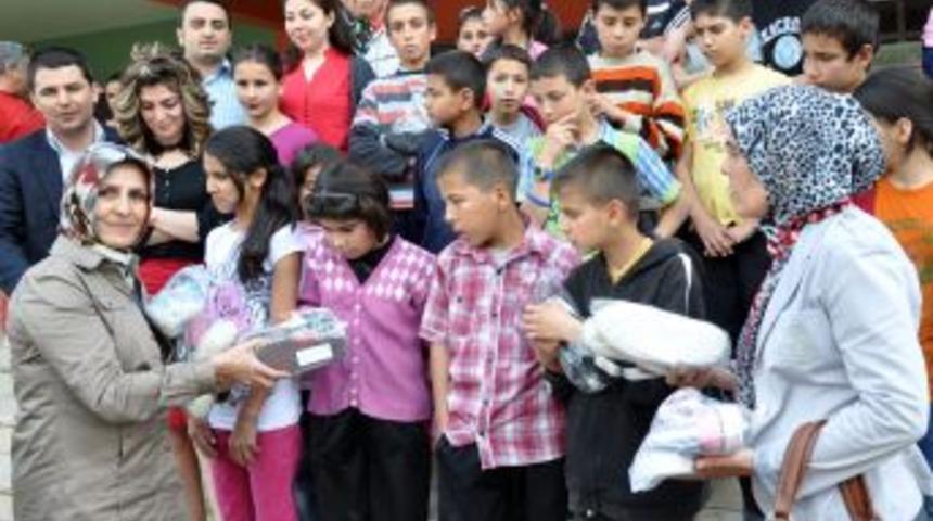 Kozan'da &Ouml;ğrencilere Ayakkabı Yardımı Yapıldı