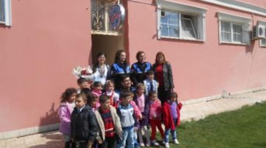 Miniklerden Polislere Kutlama Ziyareti