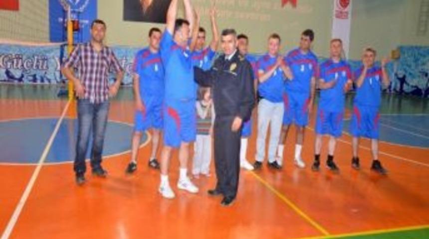 Aksaray Emniyeti'nde Şubeler Voleybolda Yarıştı