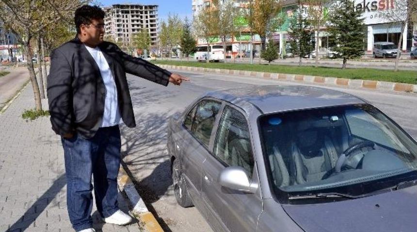 Aydınlatma Direği Hareket Halindeki Otomobilin &Uuml;zerine D&uuml;şt&uuml;