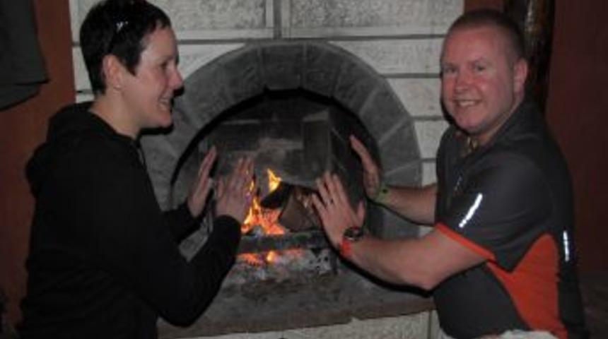 Islanan Turistler Ş&ouml;mine Ateşinde &Uuml;stlerini Kuruttu