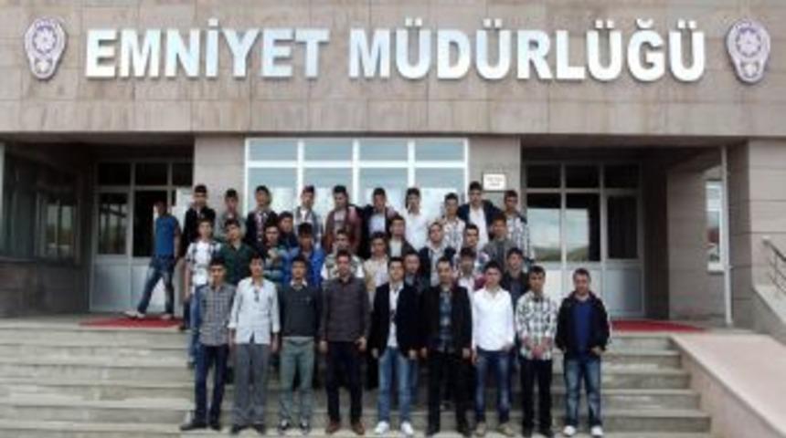 Yozgat Gen&ccedil;lik Merkezinden İl Emniyet M&uuml;d&uuml;rl&uuml;ğ&uuml;ne Ziyaret