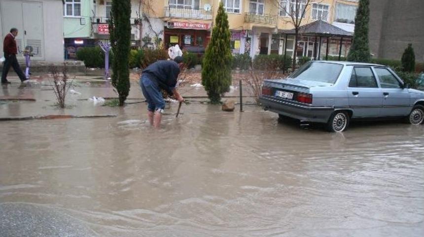 Yozgat&rsquo;ta Yağmur Caddeleri G&ouml;le &Ccedil;evirdi