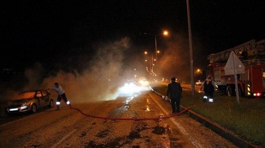 Seyir Halindeki Otomobil Alev Alev Yandı