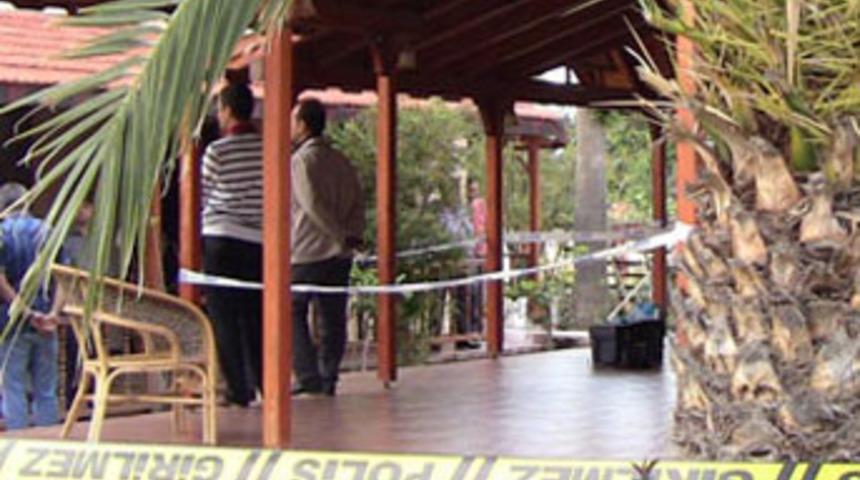 Eski belediye başkanı ve eşi yazlıkta &ouml;l&uuml; bulundu