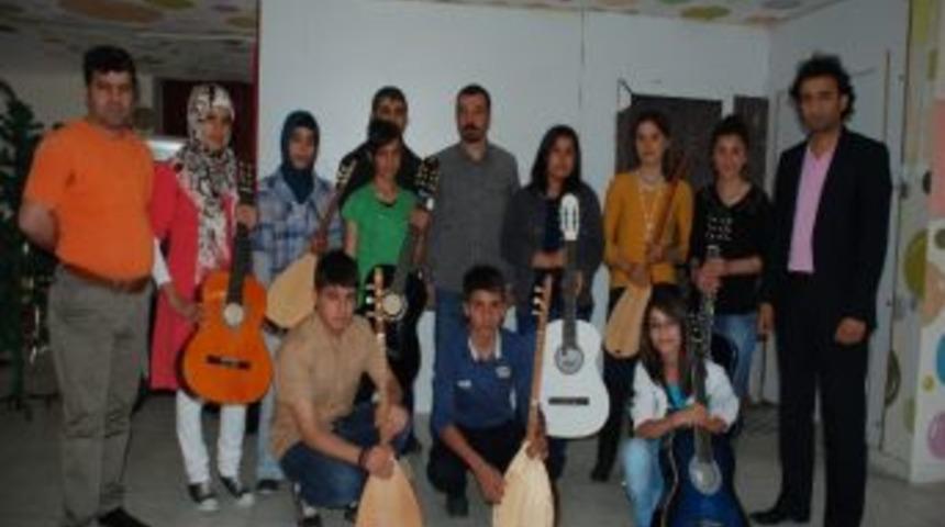 Yarışmacılara Hediyeleri Verildi