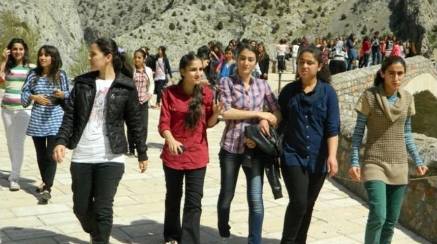 Seyyah Bizim Eller Projesi Kapsamında 600 &Ouml;ğrenci Pozantı&rsquo;yı Gezdi