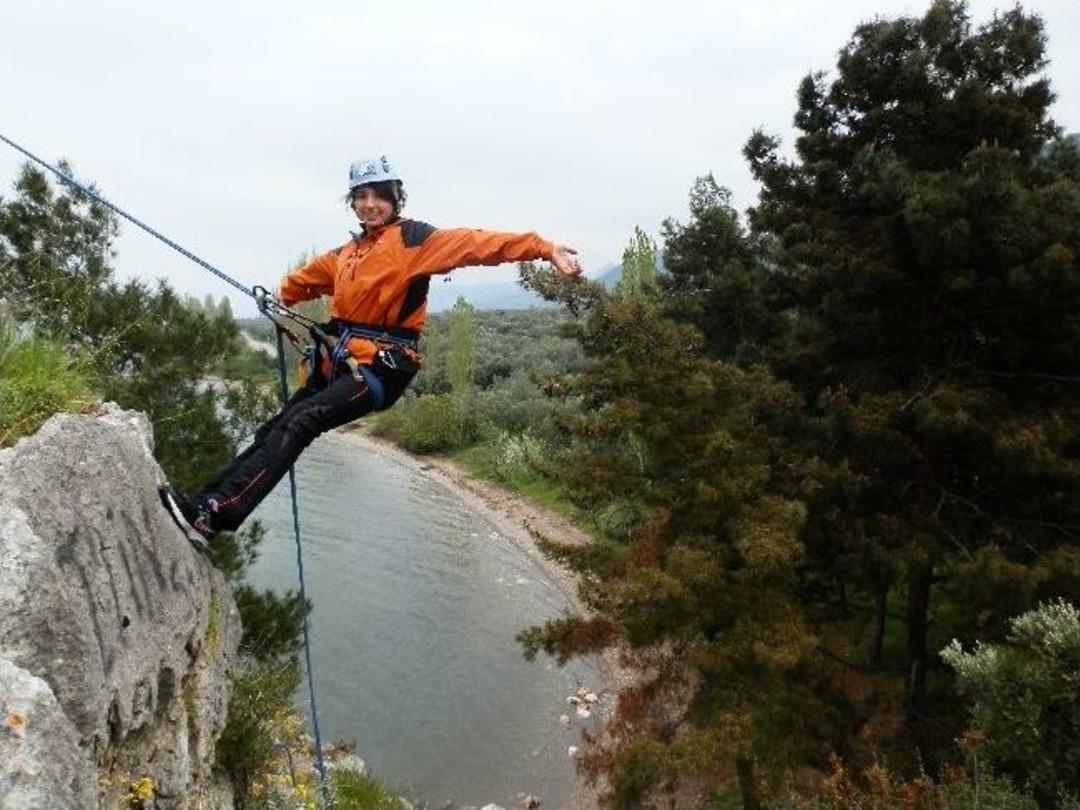 15 Yaşındaki Kız 90 Metre Dağı Tırmanıyor