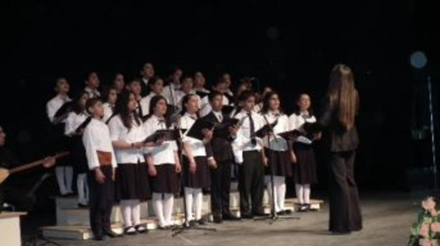 &Ouml;ğrencilerden T&uuml;rk&uuml; Ş&ouml;leni