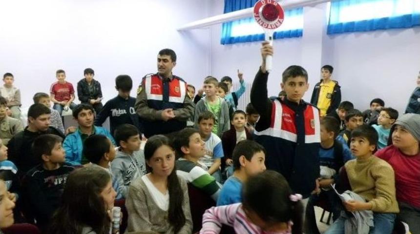Jandarmadan &Ouml;ğrencilere Trafik Eğitimi