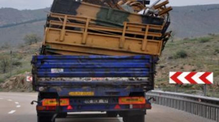 Tır, Karayolunda Tehlikeli Görüntüler Oluşturdu