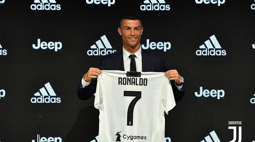 Cristiano Ronaldo resmen Juventus'ta