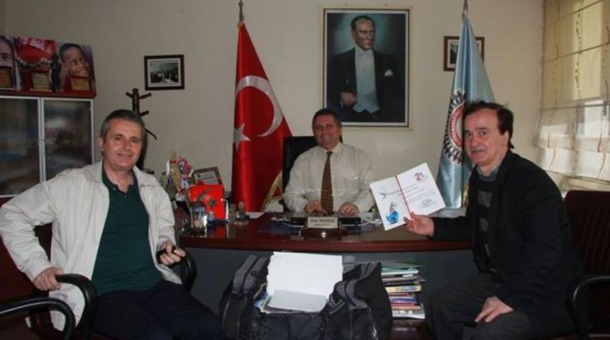 Kravat Bağlama Şampiyonu Kara&rsquo;dan Başkan Yardımcısı Başkur'a Ziyaret