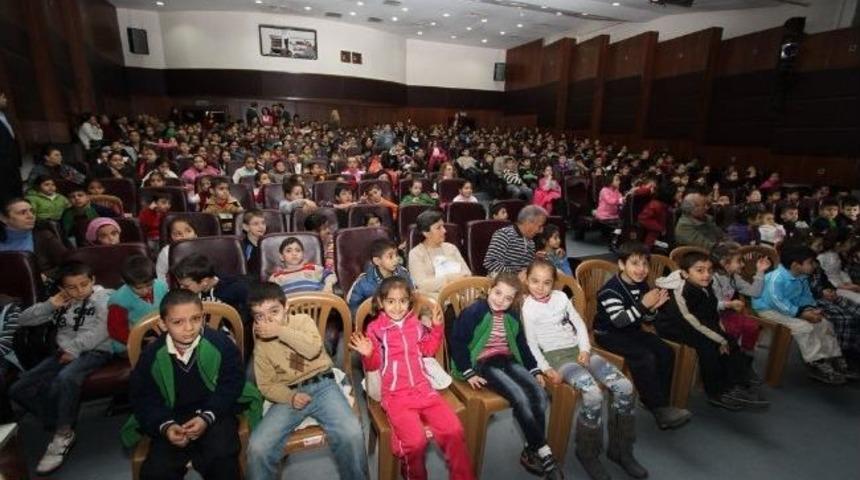 &Ccedil;ocuklar Tiyatroya Akın Etti