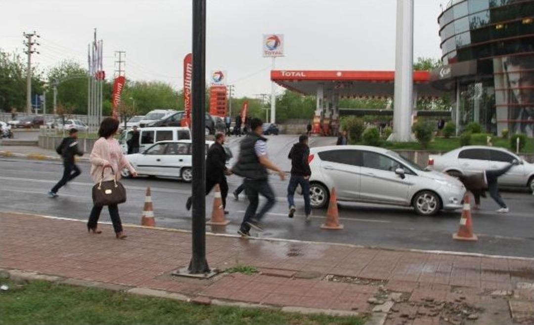 Diyarbakır Adliyesi &Ouml;n&uuml;nde Kavga