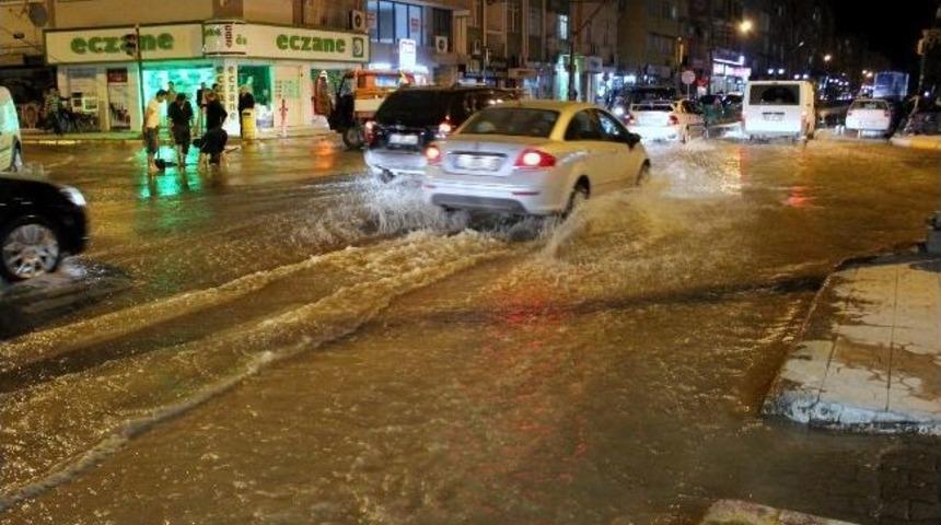 İskenderun'da Su Borusu Patladı, Caddeler Su Altında Kaldı