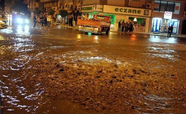 İskenderun'da Su Borusu Patladı, Caddeler Su Altında Kaldı