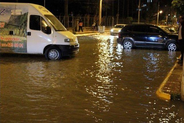 İskenderun'da Su Borusu Patladı, Caddeler Su Altında Kaldı