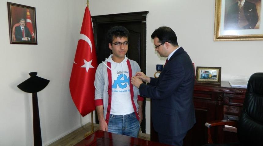 Derik Kaymakamı Demirci, T&uuml;rkiye Derecesi Yapan Serhat Budak&rsquo;ı &Ouml;d&uuml;llendirdi