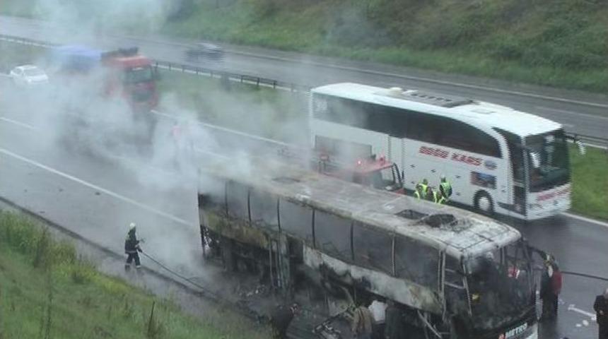 Yanan Otob&uuml;steki 40 Yolcuyu Tahliye Eden Şof&ouml;r, Faciayı &Ouml;nledi