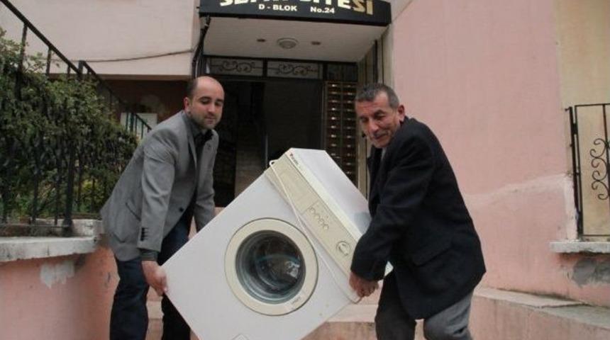 Evinin Tüm Eşyalarını Bağışladı