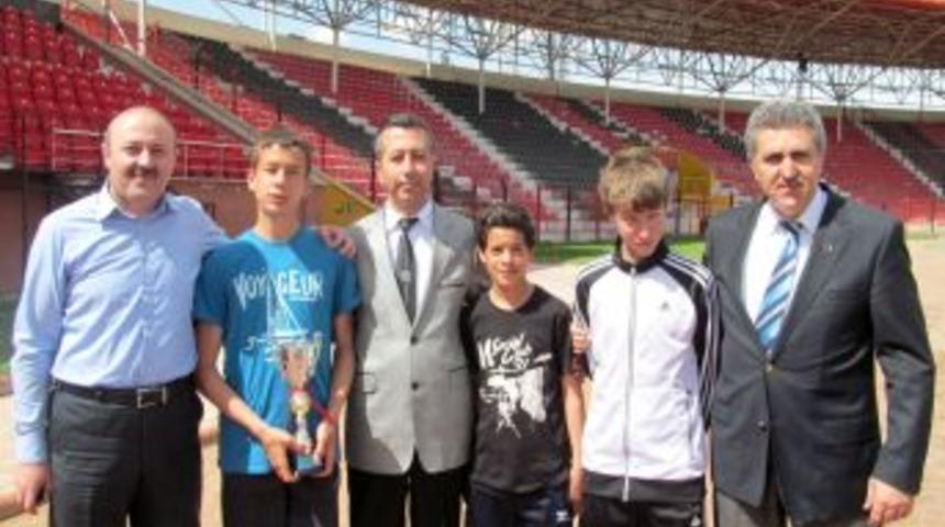 Kimsesiz &Ouml;ğrencilere Kucak A&ccedil;ıp, Sportif Başarıda Etken Oldular