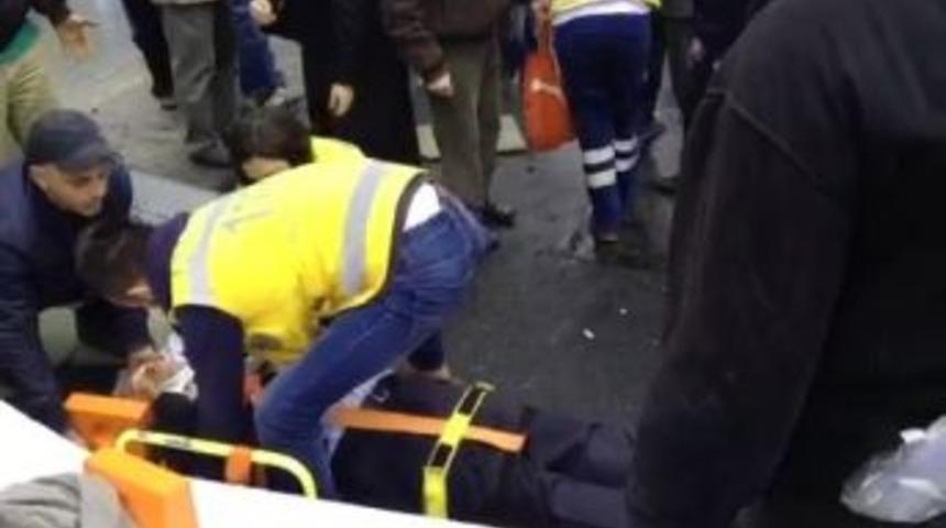 Kontrolden &Ccedil;ıkan Otomobil, Metrob&uuml;s Yolcularına &Ccedil;arptı: 2 Yaralı