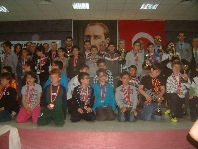 Burhaniye’de Atatürk Kupası Satranç Şenliği