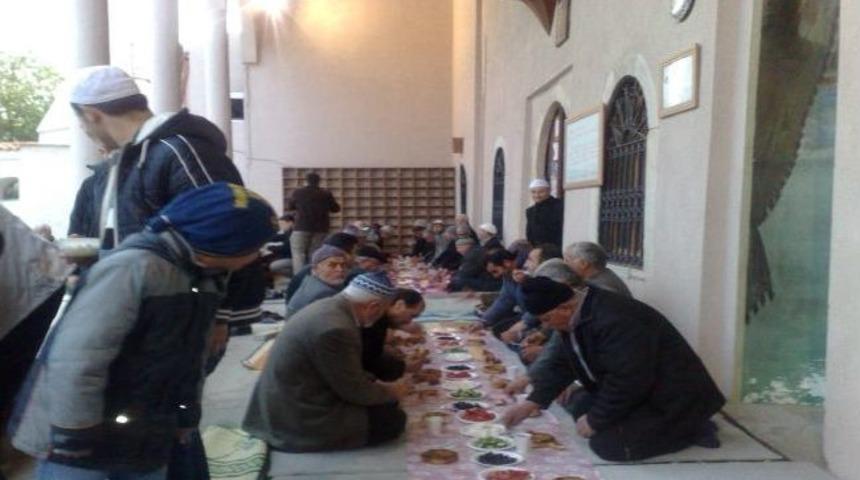 Kula'da Cami Cemaatine Kahvaltı