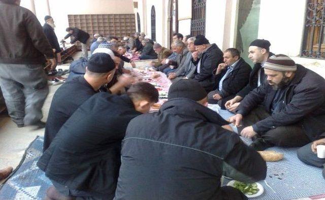 Kula'da Cami Cemaatine Kahvaltı