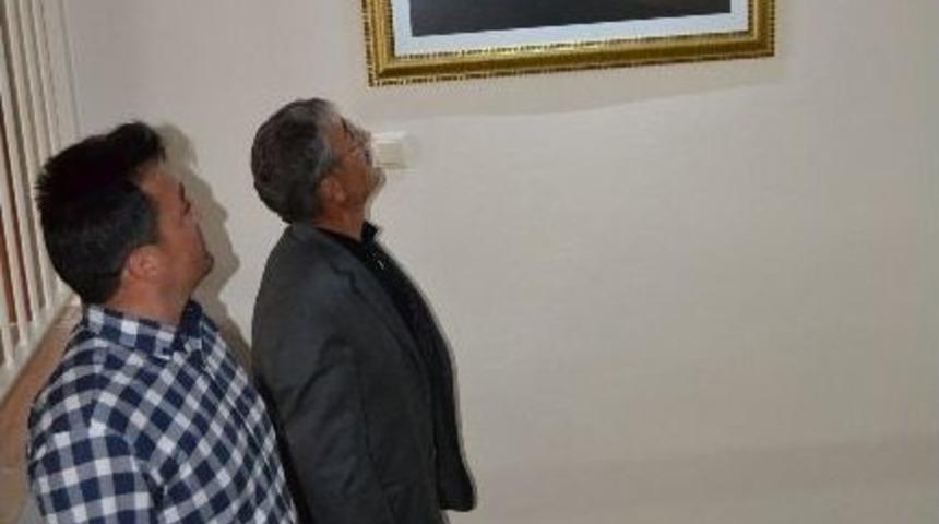 Kaymakamlık Koridorlarını Fotoğraflar S&uuml;sl&uuml;yor