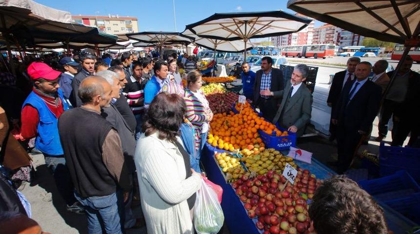 Belediye Başkanı Tuna, Cuma Pazarı'nı Ziyaret Etti